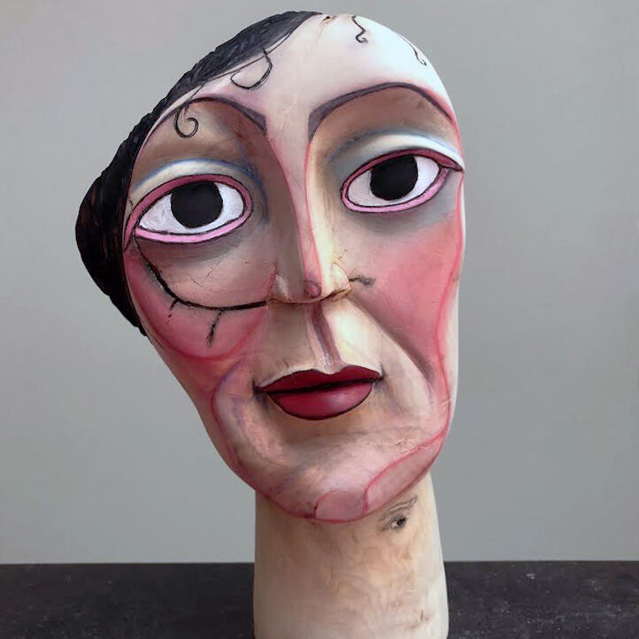 Eveline van Duyl, Girl with eyes that can look into the future, 2025, Holz bemalt, 45x30x25 cm